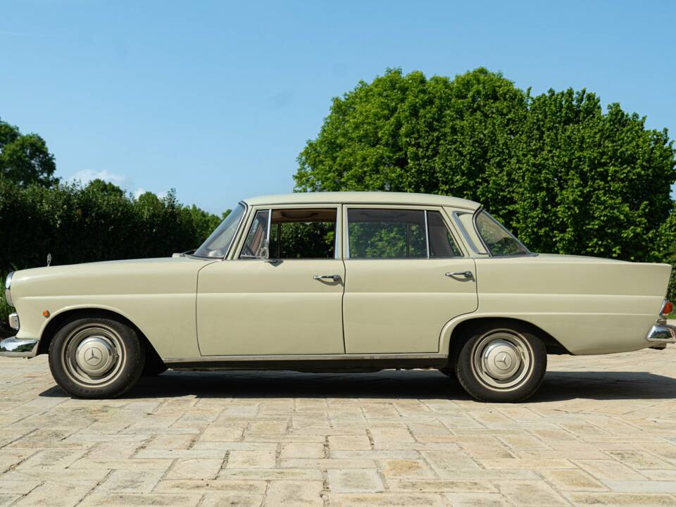 Image 4/50 of Mercedes-Benz 200 (1966)