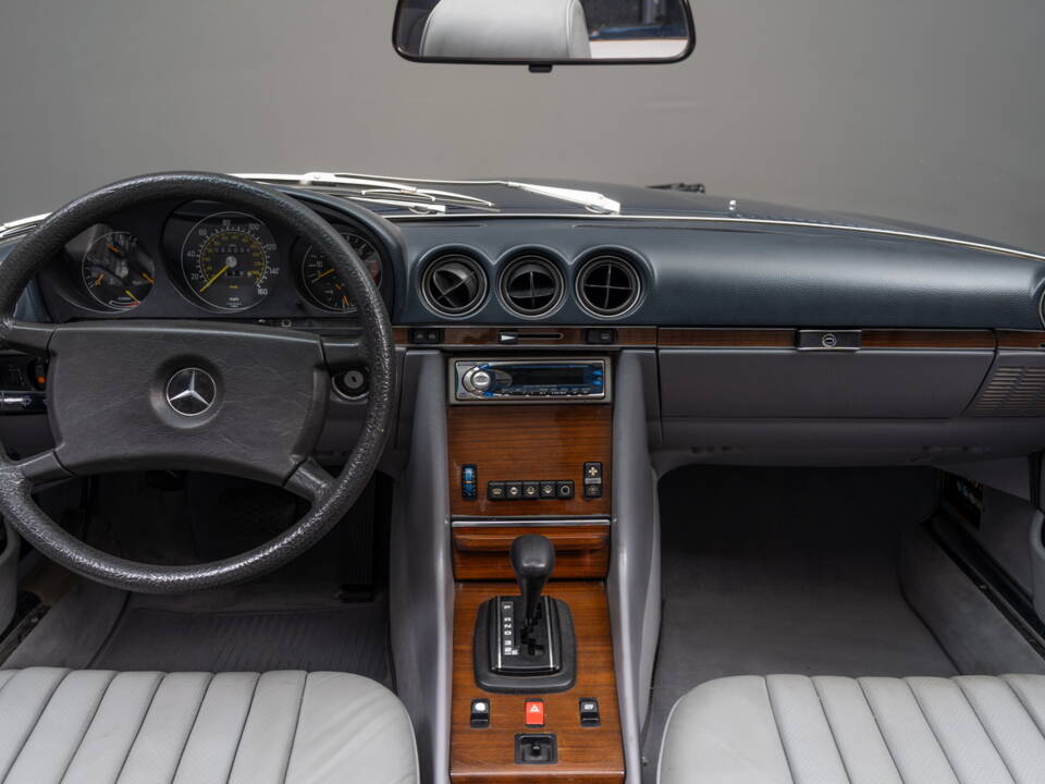 Image 13/24 of Mercedes-Benz 500 SL (1983)