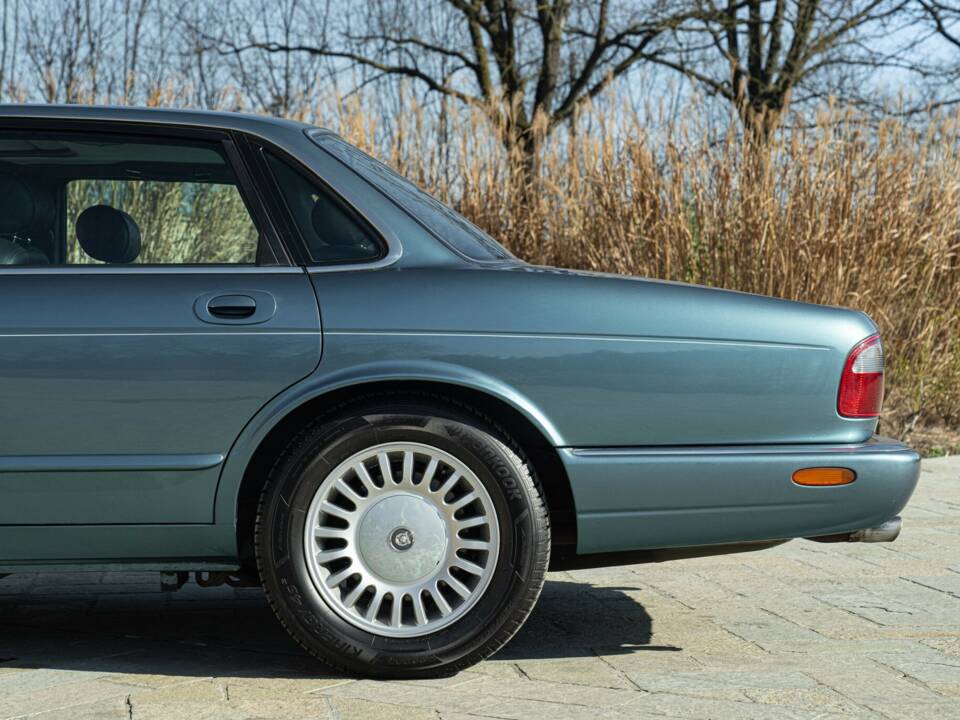 Bild 21/50 von Jaguar XJ 8 Executive (1997)