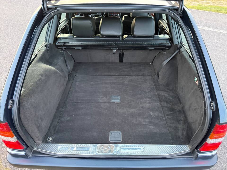 Image 7/24 of Mercedes-Benz E 320 T (1996)