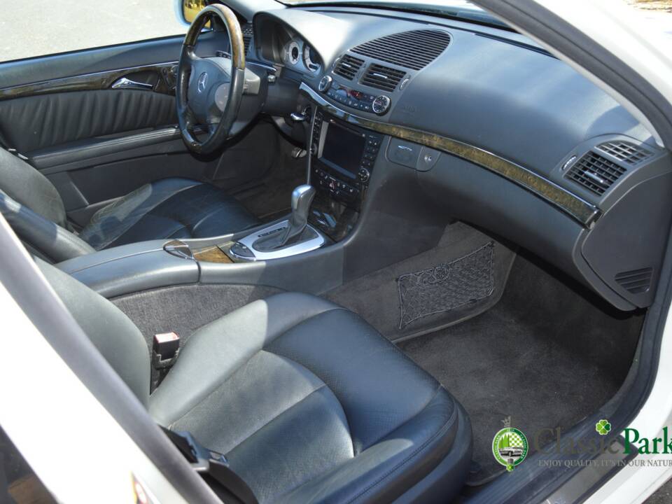 Image 23/50 of Mercedes-Benz E 500 T (2004)