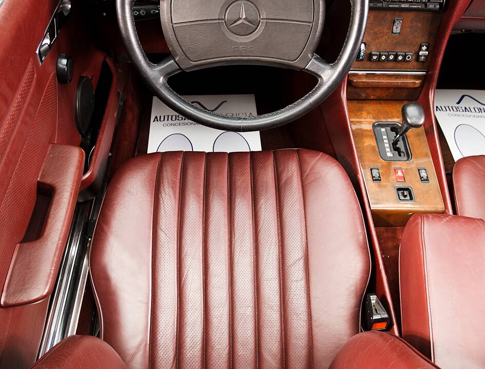 Image 30/48 of Mercedes-Benz 560 SL (1988)