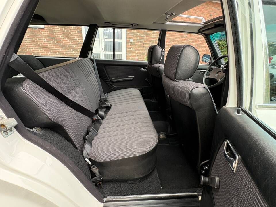 Image 25/66 of Mercedes-Benz 200 T (1984)
