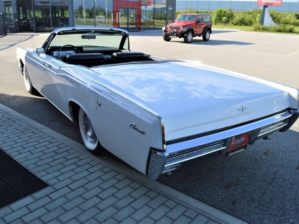 Image 21/50 of Lincoln Continental Convertible (1967)