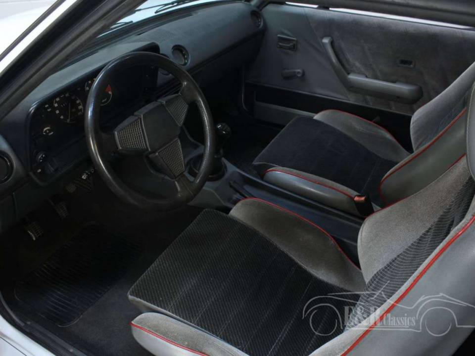 Bild 15/27 von Opel Manta 2,0 GSi (1988)