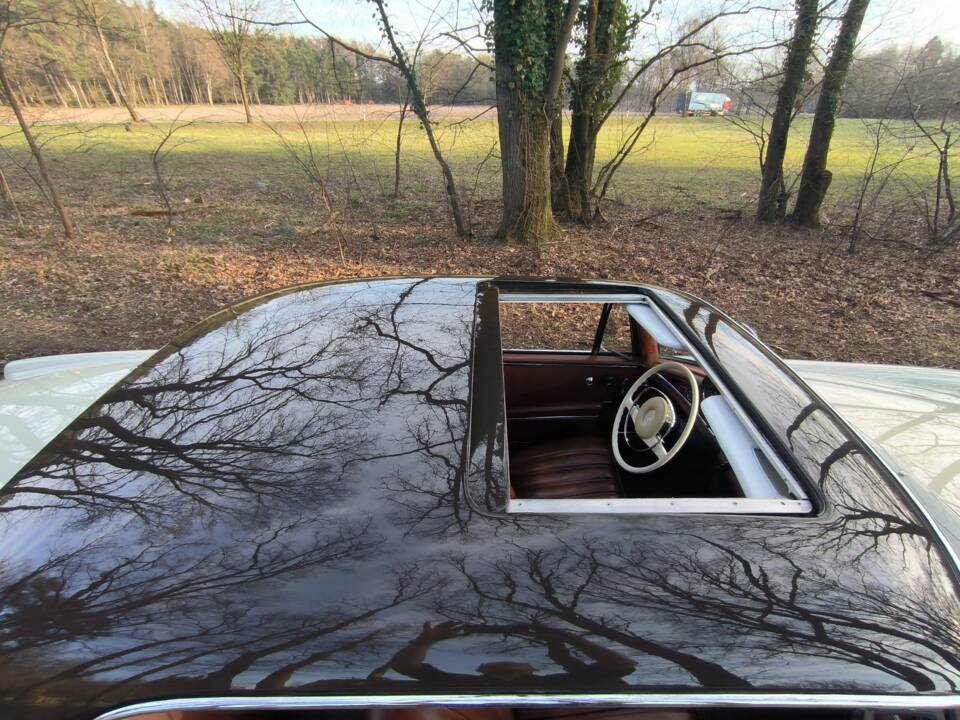 Image 30/54 of Mercedes-Benz 220 SE b (1963)