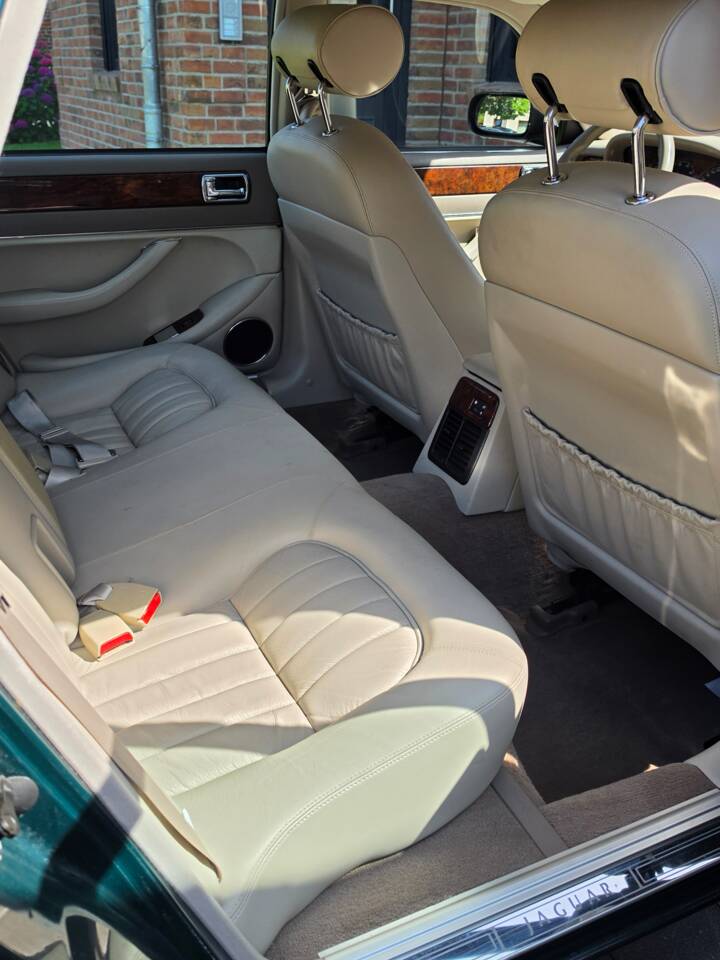 Image 25/26 of Jaguar XJ 6 4.0 Sovereign (1996)