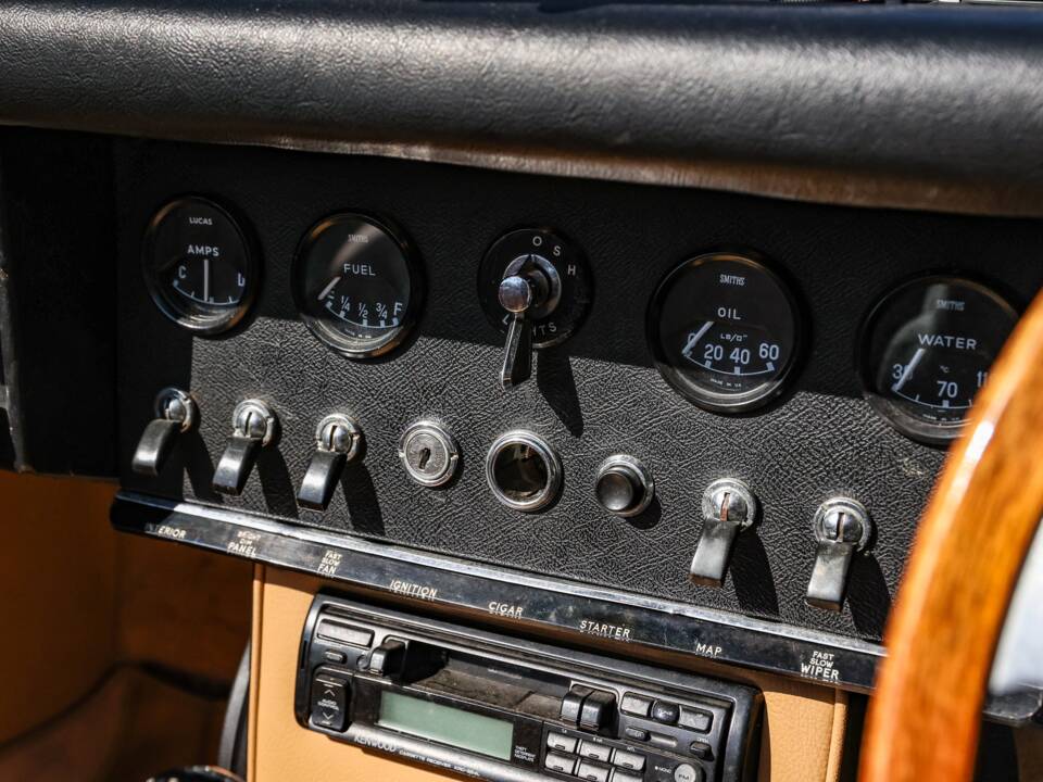 Image 29/41 de Jaguar E-Type (1968)