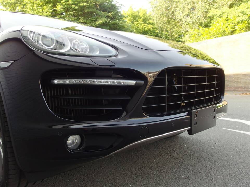 Bild 12/98 von Porsche Cayenne Turbo (2010)