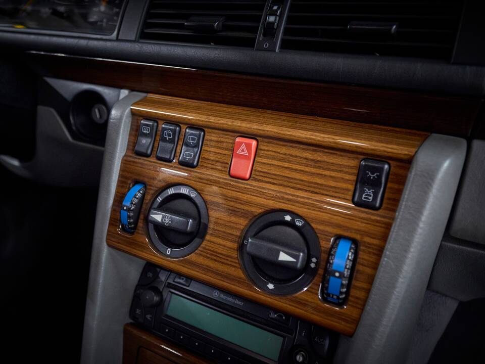 Image 66/100 of Mercedes-Benz 230 TE (1990)
