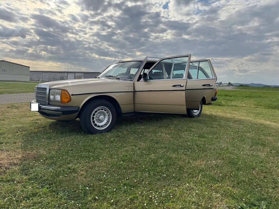 Immagine 4/13 di Mercedes-Benz 280 TE (1982)