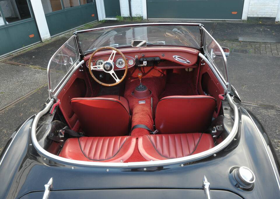 Image 2/8 of Austin-Healey 3000 Mk II (BT7) (1962)