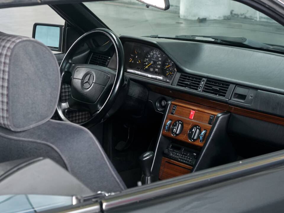 Bild 47/50 von Mercedes-Benz 300 CE (1991)