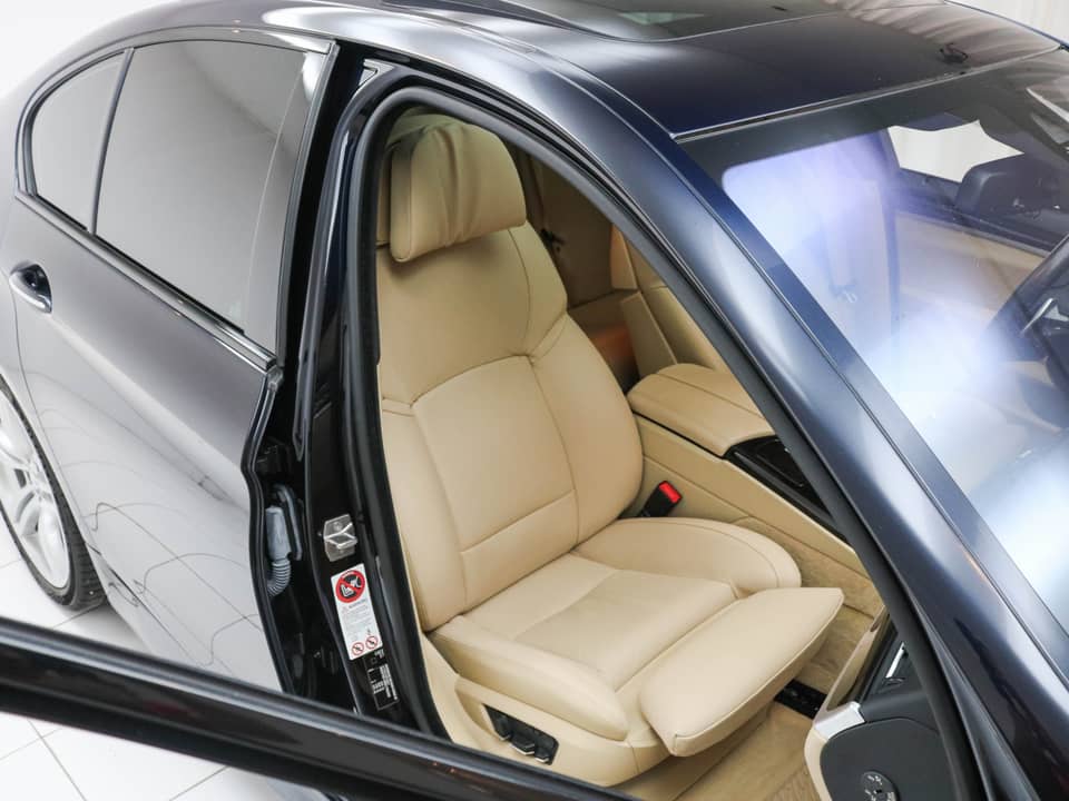 Image 10/24 of BMW 550i (2012)