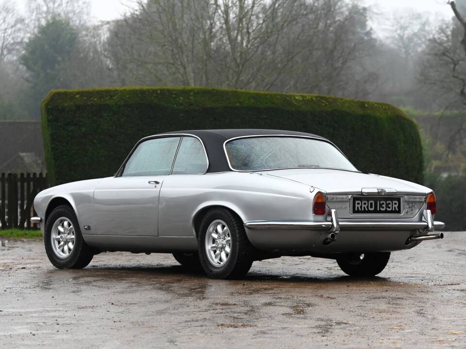 Image 3/26 of Jaguar XJ 6 C 4.2 (1976)