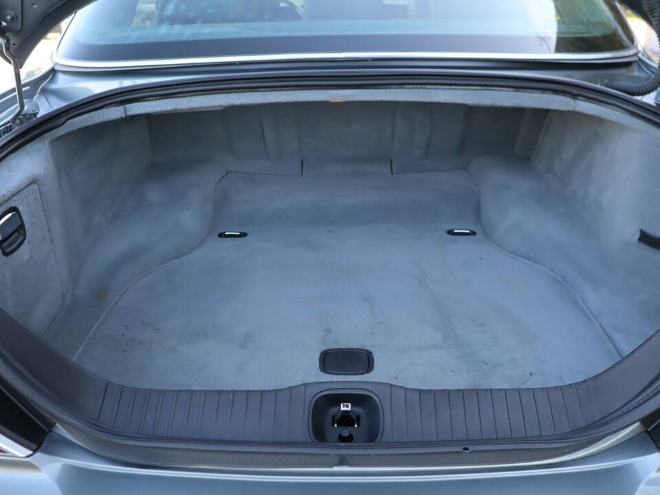 Image 21/50 of Jaguar XJ 8 4.2 (2004)