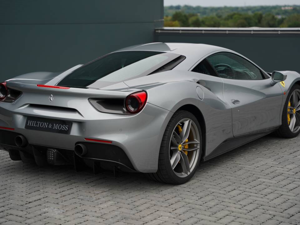Image 42/50 de Ferrari 488 GTB (2019)