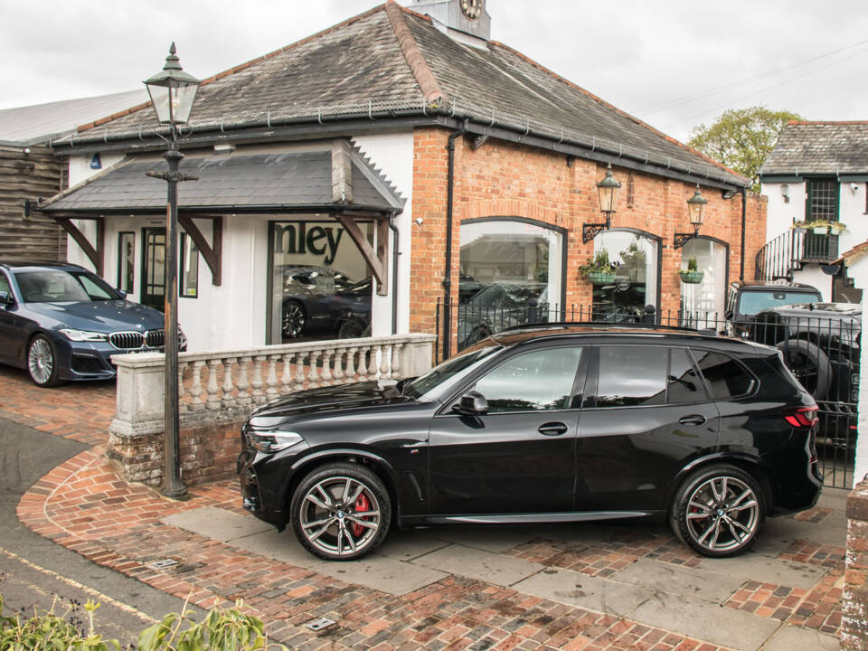 Image 9/23 of BMW X5 M50i xDrive (2022)