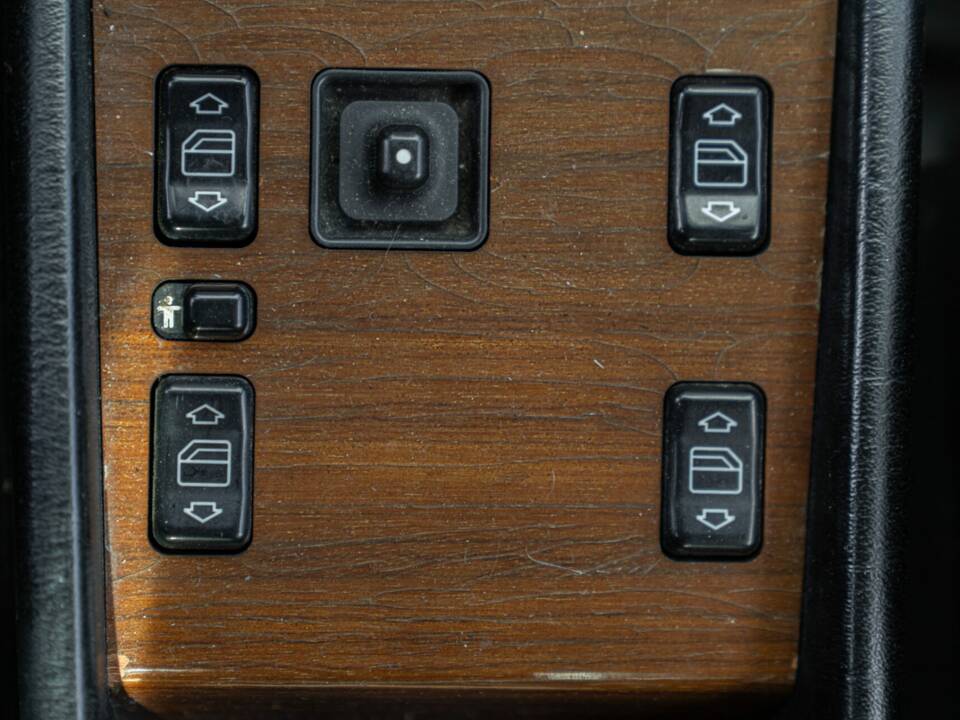 Bild 33/48 von Mercedes-Benz 200 CE (1990)