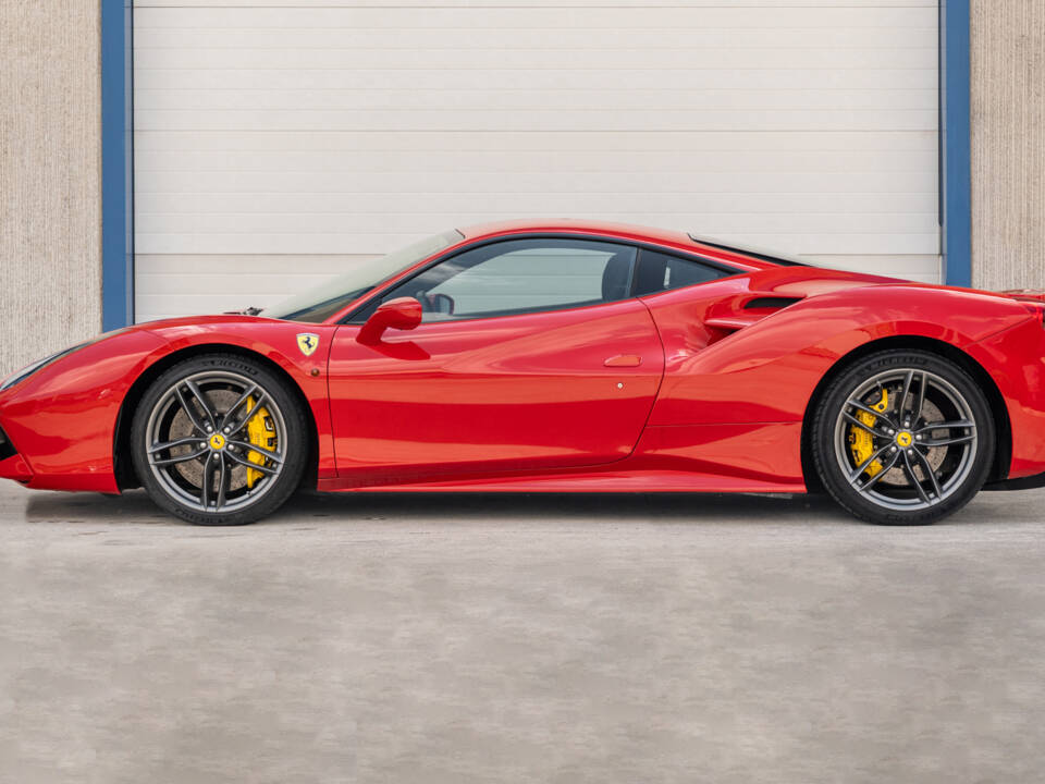 Immagine 2/85 di Ferrari 488 GTB (2015)
