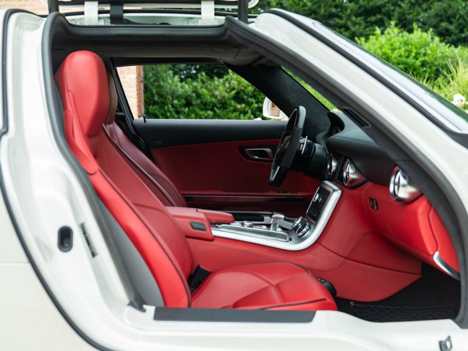 Image 25/50 of Mercedes-Benz SLS AMG (2010)