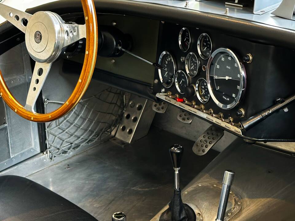 Image 15/26 of Jaguar XK 120 OTS (1952)