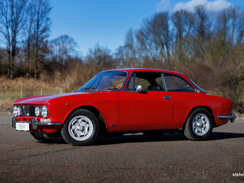 Image 3/43 of Alfa Romeo 2000 GT Veloce (1972)