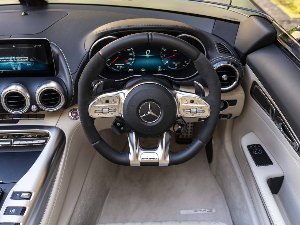 Image 18/36 of Mercedes-AMG GT-S (2019)