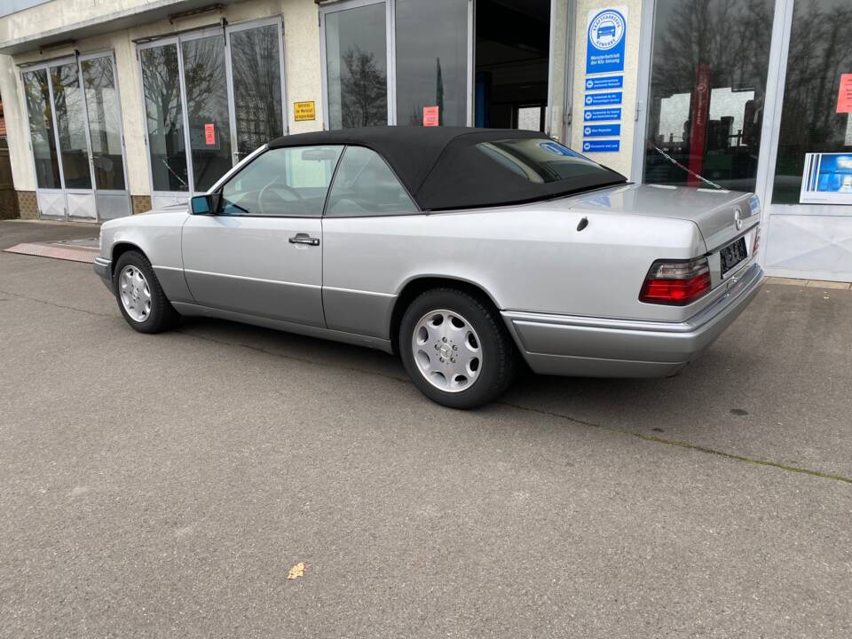 Image 11/15 of Mercedes-Benz E 220 (1996)