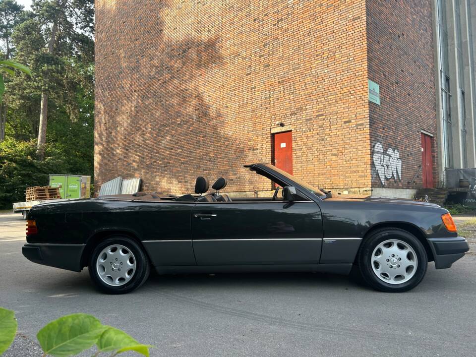Image 4/47 of Mercedes-Benz 300 CE-24 (1992)