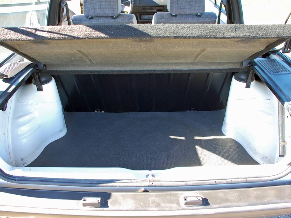 Immagine 22/29 di Volkswagen Polo II Hatchback 1.0 (1989)