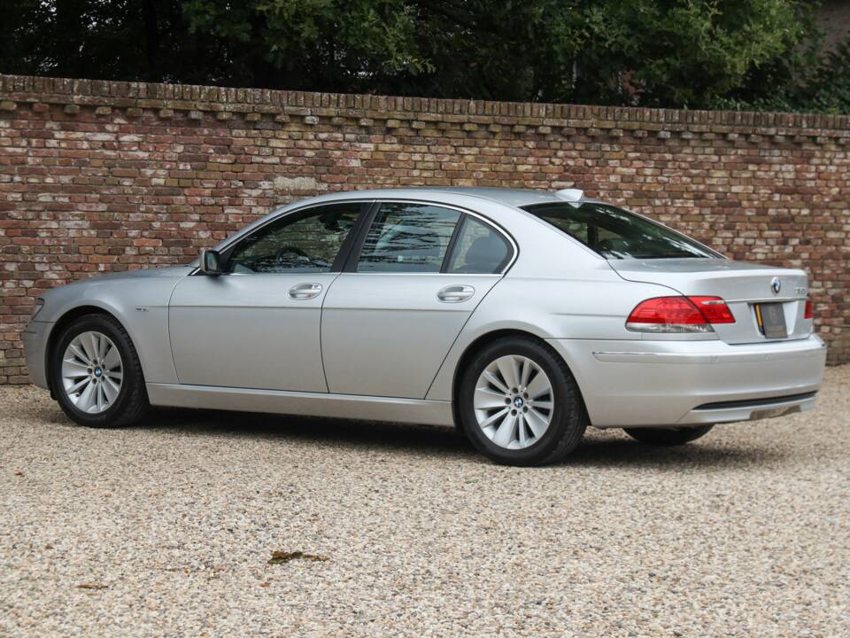 Immagine 2/50 di BMW 750i (2007)