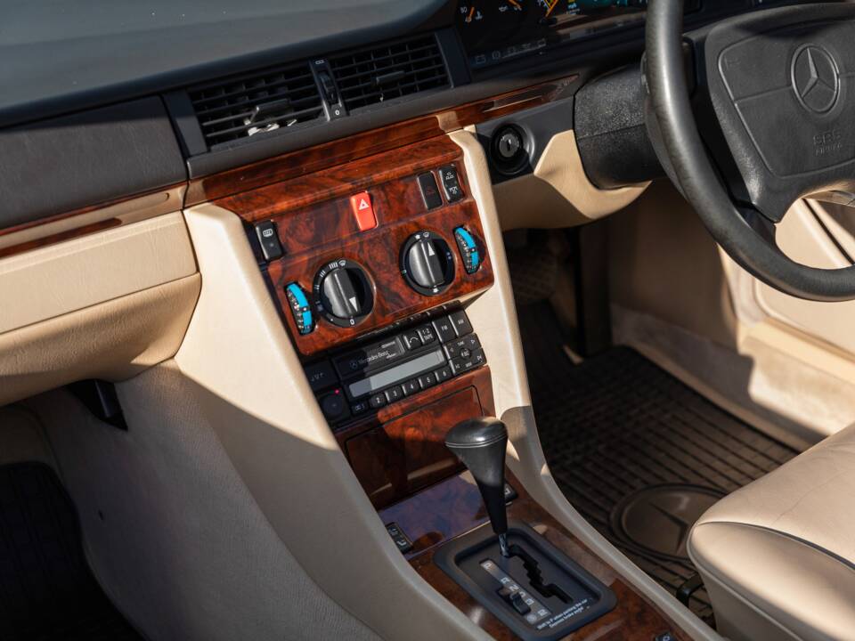 Bild 12/33 von Mercedes-Benz E 220 (1994)