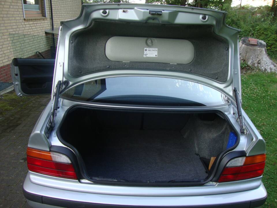 Afbeelding 27/39 van BMW 316i (1993)