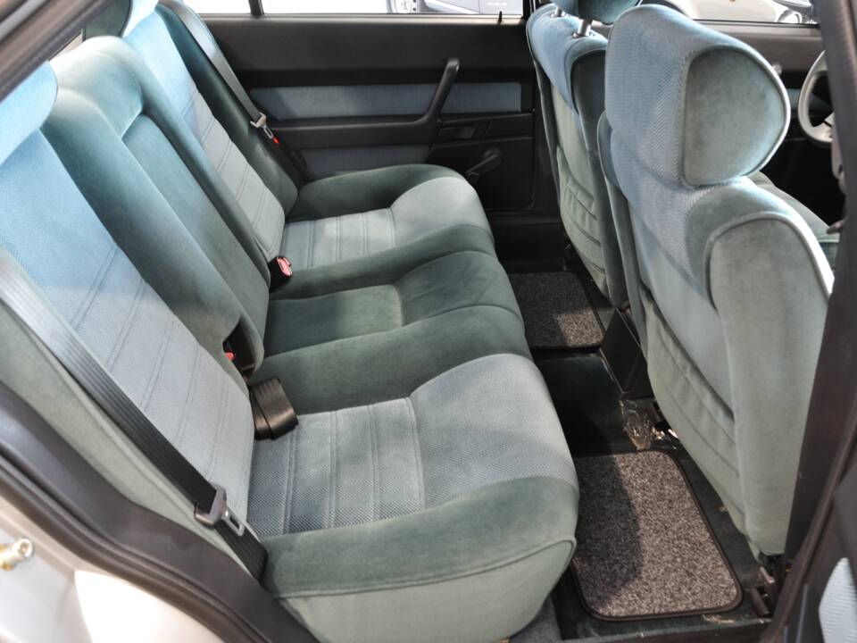 Bild 39/41 von Alfa Romeo 164 2.0 (1990)