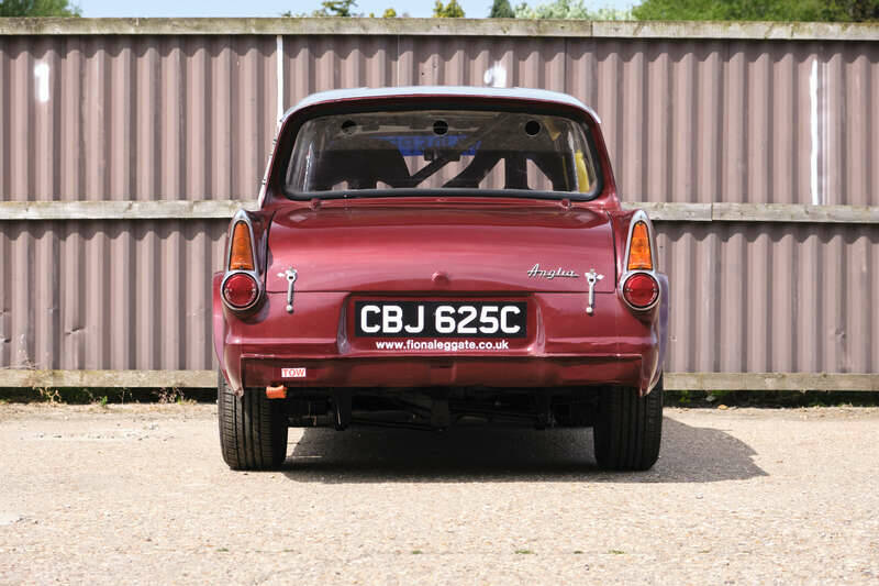 Image 7/50 of Ford Anglia (1965)