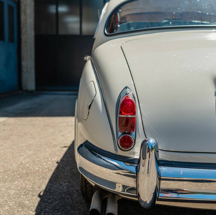 Image 16/50 de Jaguar Mk II 3.8 (1963)