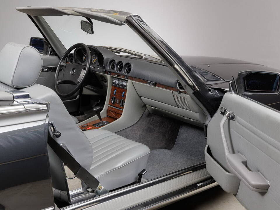 Image 25/44 of Mercedes-Benz 300 SL (1988)