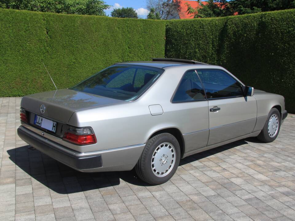Bild 3/16 von Mercedes-Benz 230 CE (1990)