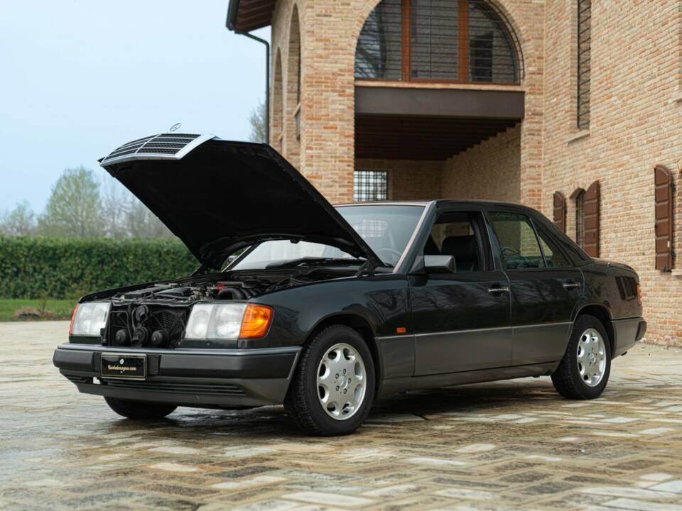 Obraz 44/49 pojazdu Mercedes-Benz 320 E (1993)