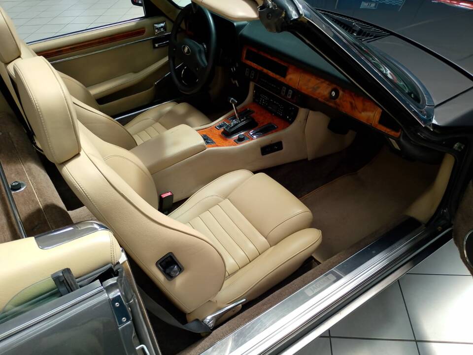 Image 25/70 of Jaguar XJ-S Convertible (1988)