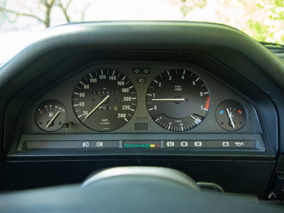 Image 19/39 de BMW 325i (1990)