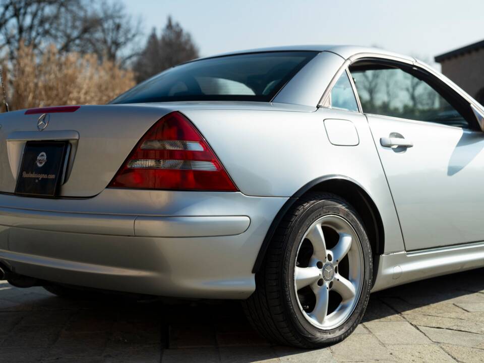 Obraz 9/48 pojazdu Mercedes-Benz SLK 320 (2001)