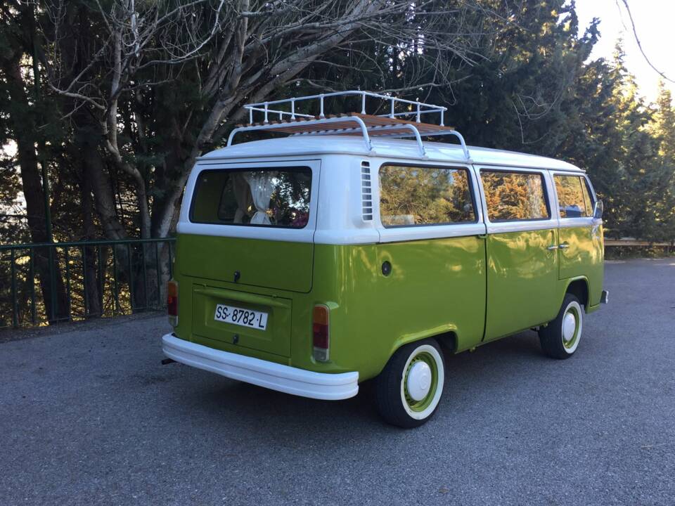 Image 2/6 of Volkswagen T2b Kombi (1979)