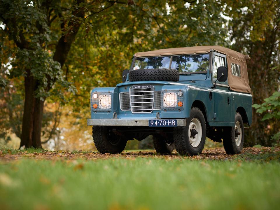 Image 22/50 of Land Rover 88 (1976)