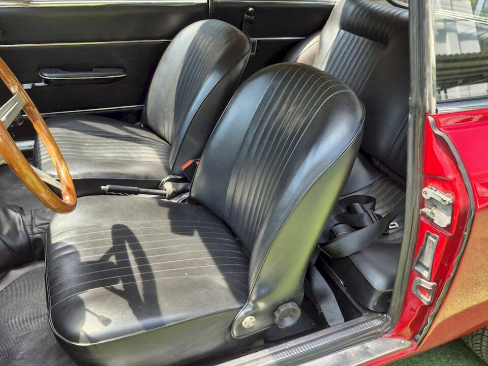Image 21/50 de Alfa Romeo Giulia GT 1300 Junior (1971)