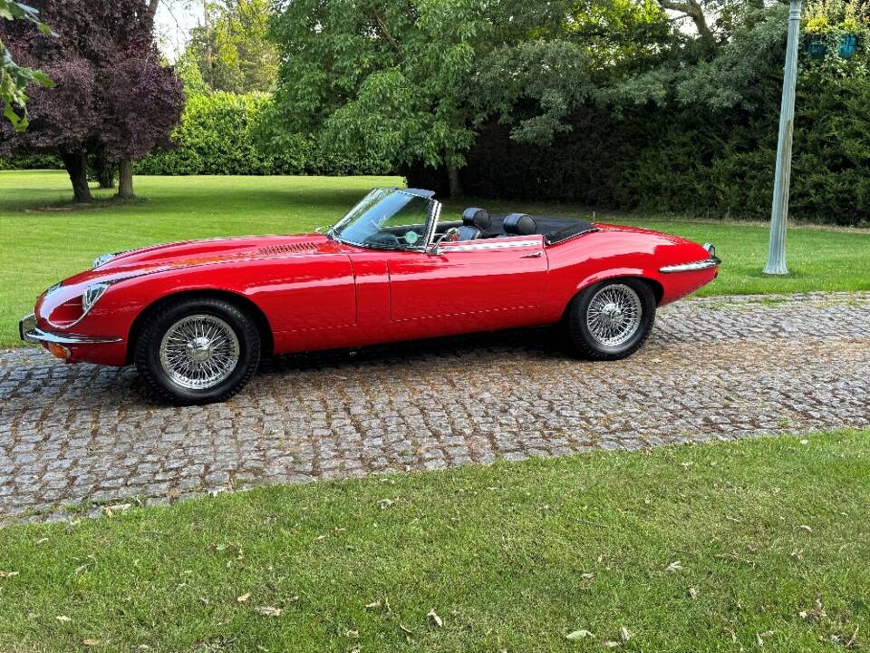 Image 2/39 of Jaguar E-Type V12 (1974)