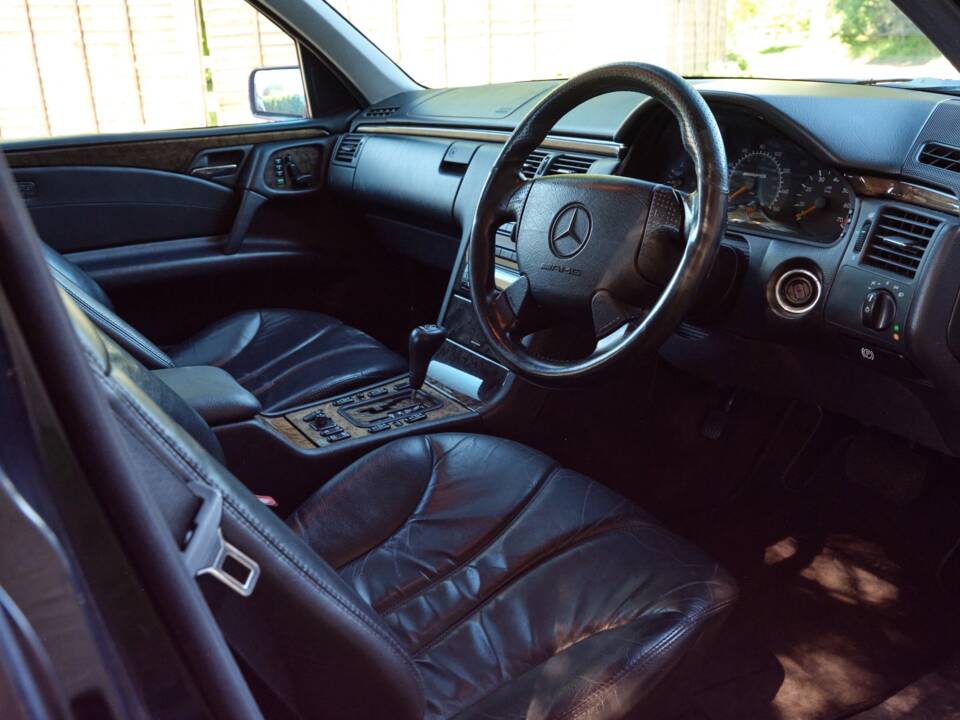 Immagine 4/50 di Mercedes-Benz E 55 AMG (1999)