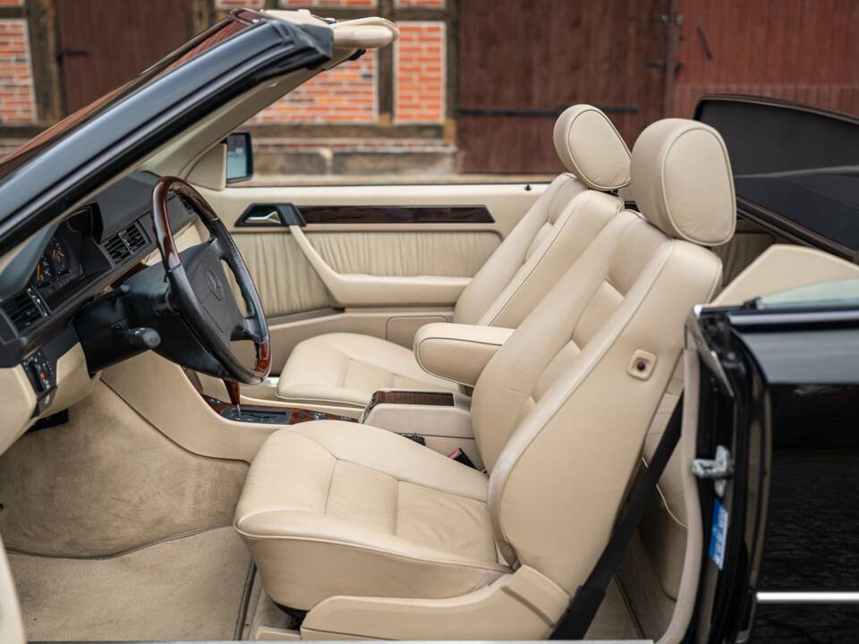 Image 30/83 de Mercedes-Benz E 220 (1996)