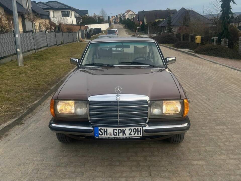 Bild 3/8 von Mercedes-Benz 250 (1980)